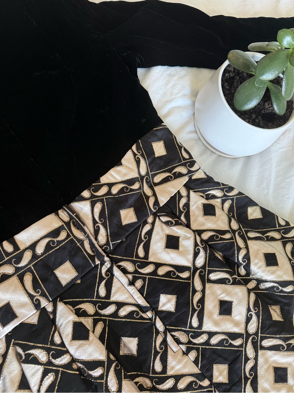 Vintage Handmade 1960s Party Dress with Velvet Bodice and Gold Patterned Skirt - Picture 4 of 8